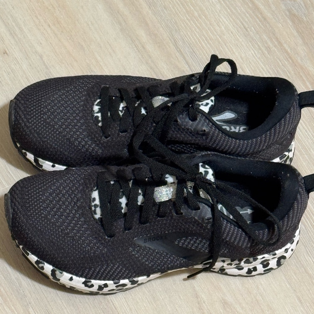 Women’s Brooks Revel 5 Running Shoes Snow Leopard Size 7